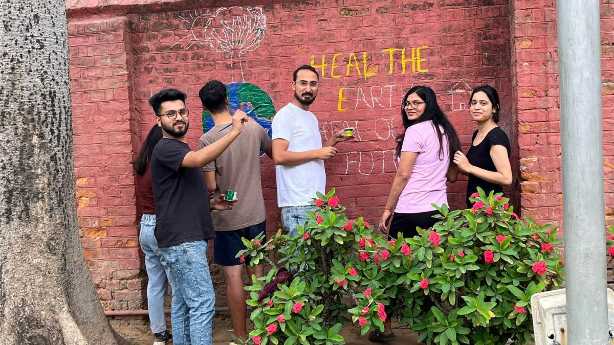 Volenteer Wall Paining Activity, Hostal, Delhi University